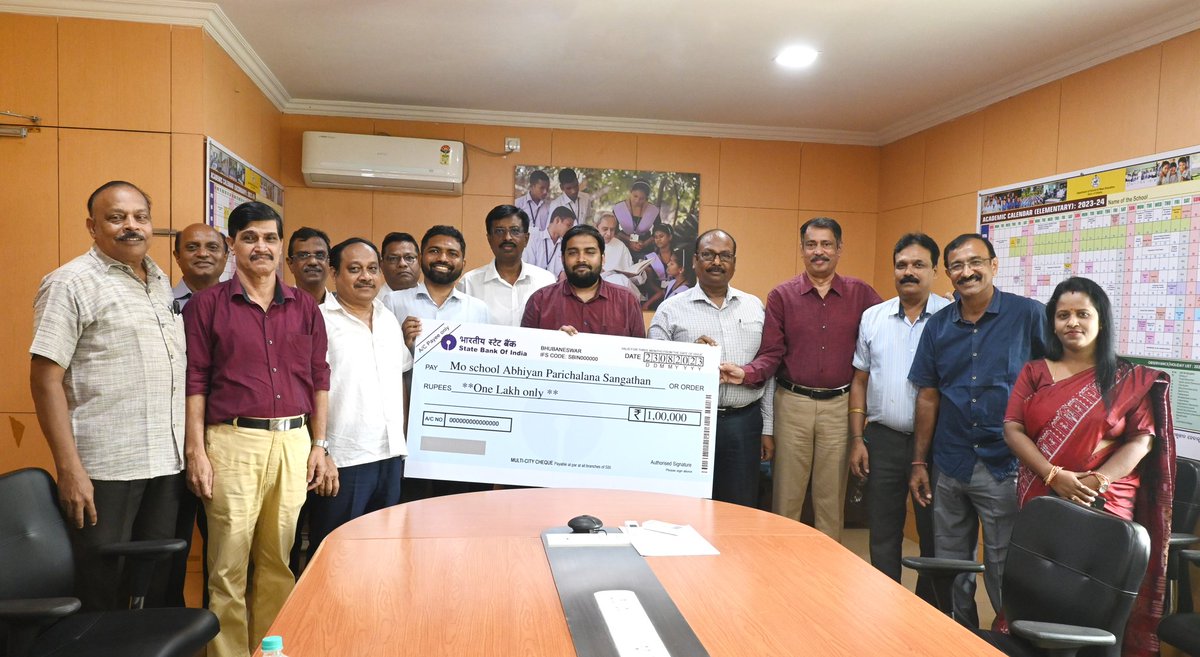 PSSOdisha's tweet image. Commemorating the 60th Birth Anniversary of late Dr. Chittaranjan Kar, a distinguished alumnus, his wife Sumita Mishra donated Rs 100,000 to Govt. Queen of the Missions HS, Berhampur, to support the Computer Lab &amp;amp; Training. 
#AlumniContribution #EducationMatters #CommunitySupport