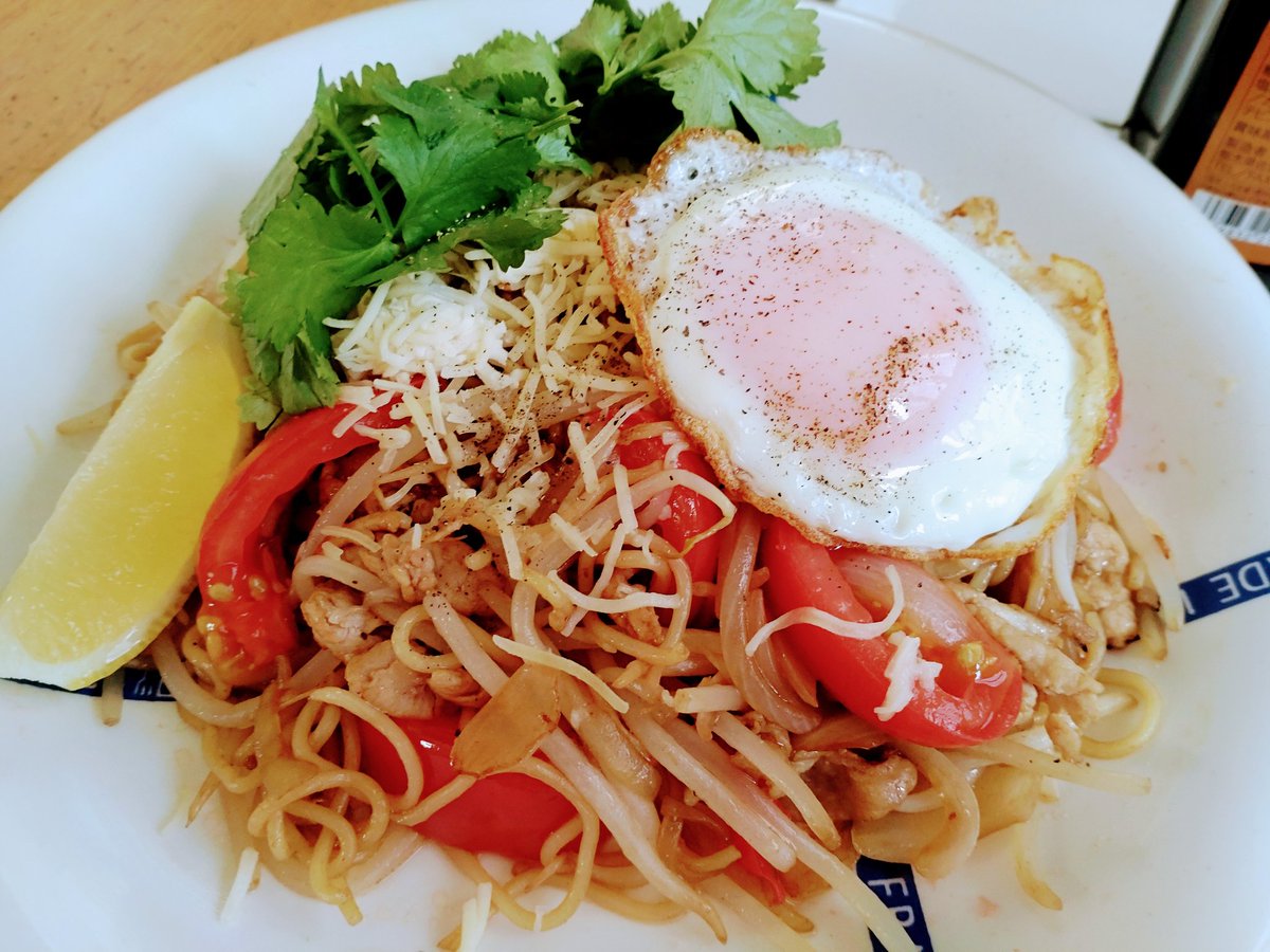 honeyguerrilla's tweet photo. ゆまちゃんのマドロスソース焼きそば作ってみました❗
大好きなトマト多めに　もやし　パクチー　レモンを添えてパッタイ風に❤️
味は焼きそば　見た目パッタイ😆
めちゃめちゃ美味しい❤️
おかじゅんちゃん　運び屋ありがとう✨ https://t.co/4oLPrtfPF4