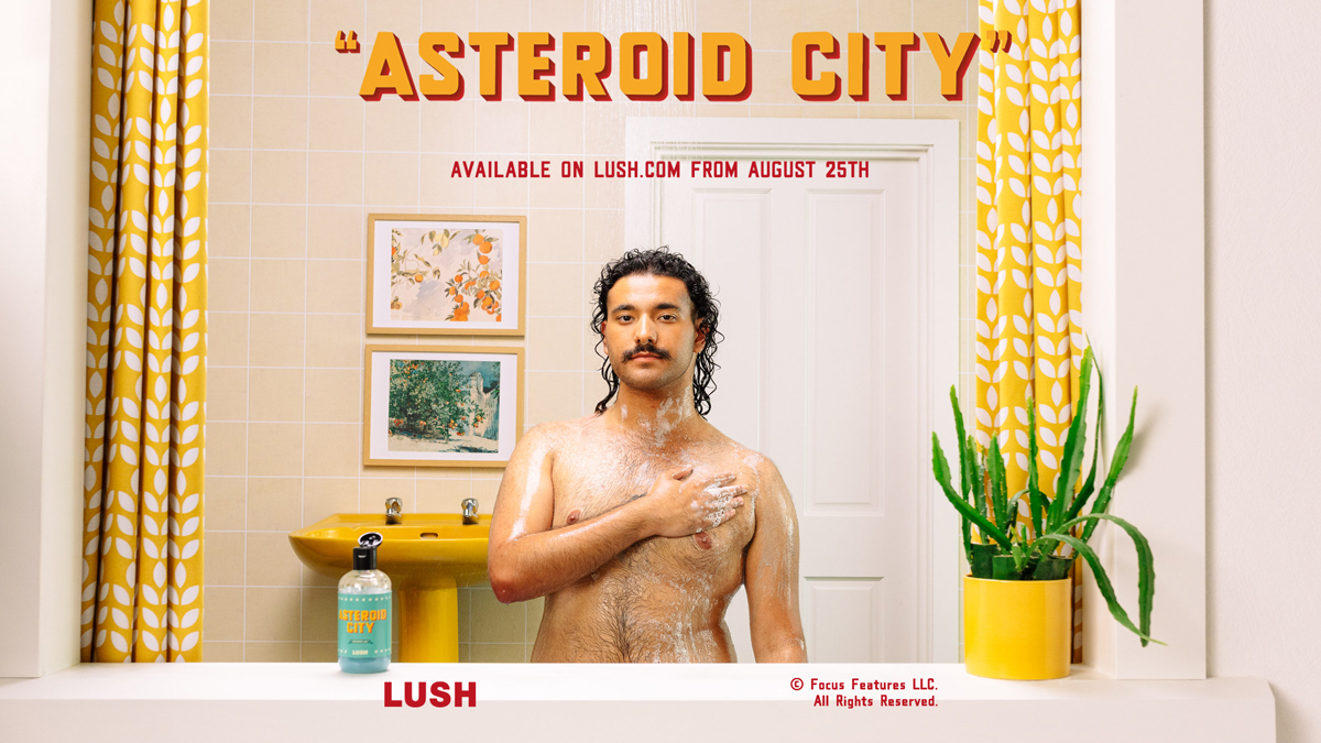 LUSHJAPAN's tweet photo. グレープフルーツとベルガモットのエッセンシャルオイルをブレンドした、懐かしく陽気なブラックカラントを彷彿させる香りが主役の『アステロイド・シティ 』シャワージェルは、パステルブルーの美しいカラーが映画に登場する果てしなく広大な砂漠の空とマッチしています。#LUSHXASTEROIDCITY @AsteroidCity @focusfeatures
