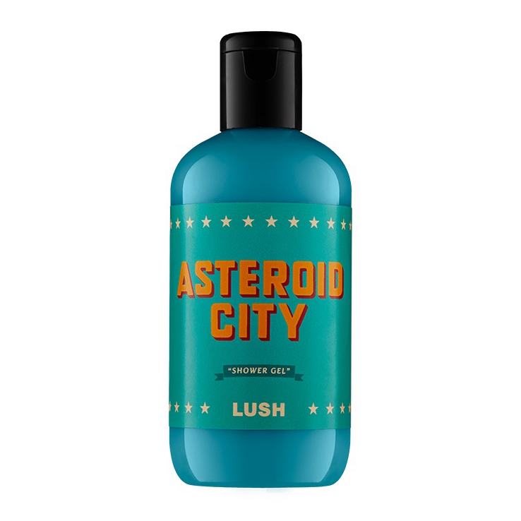 LUSHJAPAN's tweet photo. グレープフルーツとベルガモットのエッセンシャルオイルをブレンドした、懐かしく陽気なブラックカラントを彷彿させる香りが主役の『アステロイド・シティ 』シャワージェルは、パステルブルーの美しいカラーが映画に登場する果てしなく広大な砂漠の空とマッチしています。#LUSHXASTEROIDCITY @AsteroidCity @focusfeatures