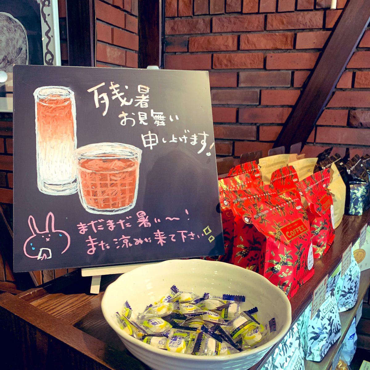kafue1980's tweet photo. こんにちは！喫茶てんです🌱
Xになってからはじめての投稿🥸

現在だいたい週替わりのレジ���看板にて #残暑お見舞い 申し上げております！笑
https://t.co/Vr35eCu817

まだまだ暑いけど、秋が近づいてきたし出掛けたい！そんな日のひと休みにぜひ☕️
ご来店お待ちしております^^
#東伏見 #喫茶店 #看板 https://t.co/7tgJEqUgQu