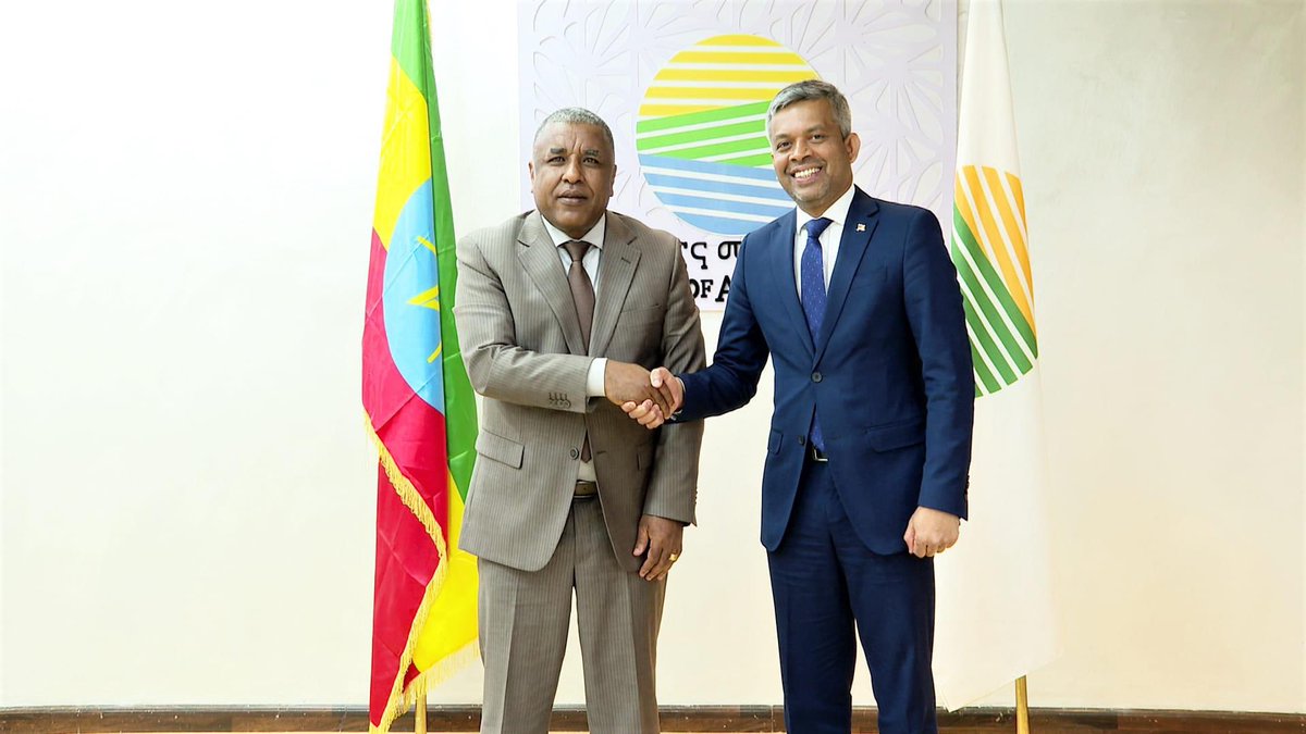 Girma Amante (Ph.D) discussed with the Ambassador of Siri Lanka in Ethiopia, K.K Theshantha Kumarasiri to work bilaterally. They shared several agricultural issues and agreed to work bilaterally on tea production, fruit dev't, rubber tree plantations, and lemat tirufat. #MoA