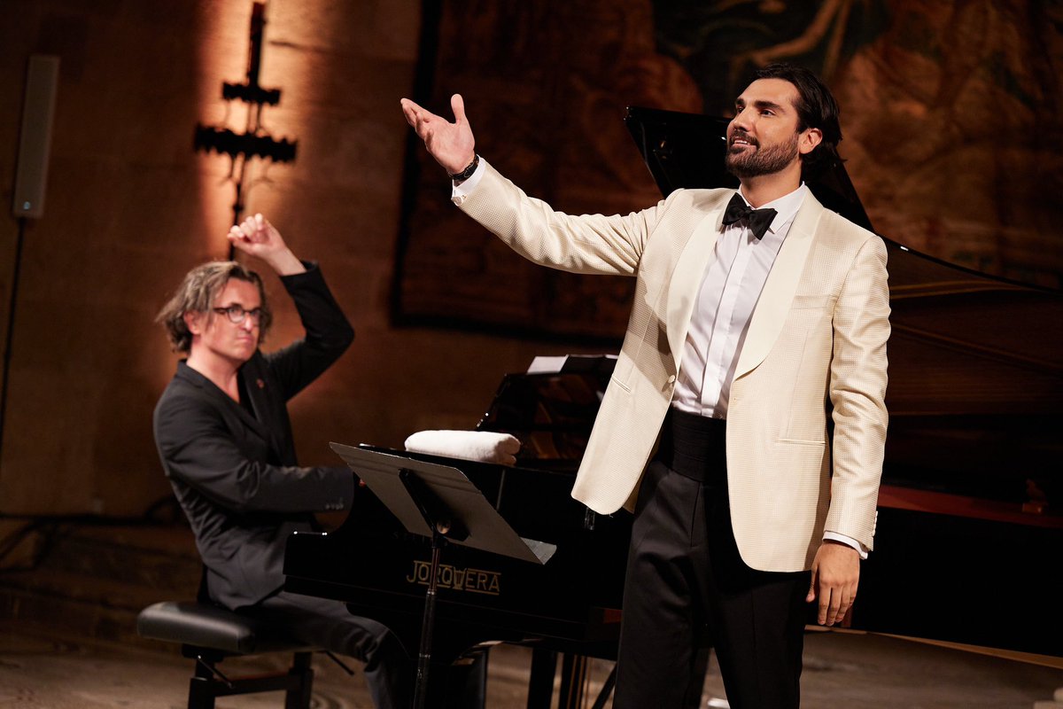 FIMCPeralada's tweet photo. Aquest estiu hem descobert el talent del tenor #JonathanTetelman.
En el seu recital a l'església del Carme va fer una veritable demostració de facultats com a tenor deixant meravellat al públic. Tetelman va estar acompanyat pel pianista #DanielHeide ❤️ #37FestivalPerelada https://t.co/ZKI9arutv4