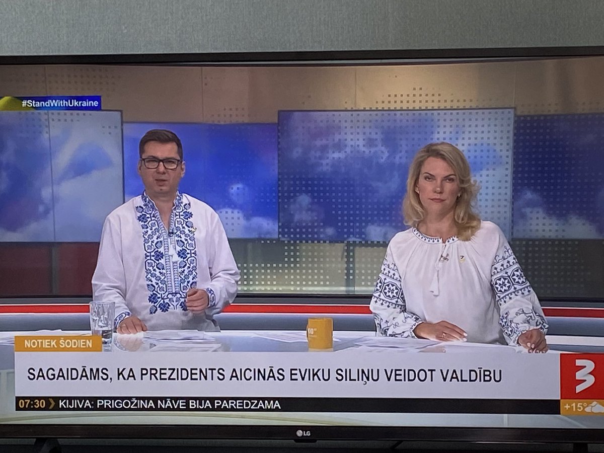 evita_purina's tweet photo. Jauks žests Ukrainas neatkarības dienā. @900sekundes vadītāji višivankās. https://t.co/F3dcZjwEIK