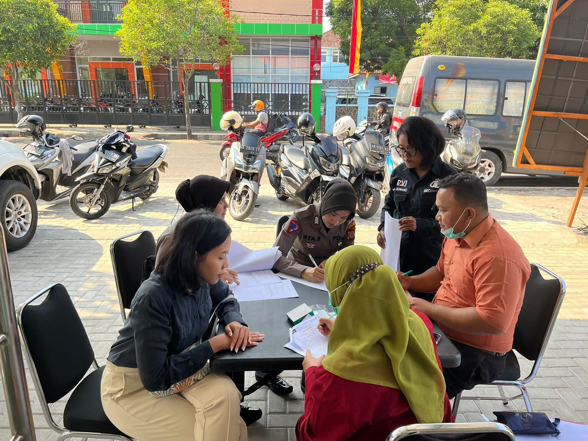 PolwanGK's tweet photo. Polwan Polres Gunungkidul melaksanakan kegiatan pemeriksaan kesehatan dalam rangka Hari Jadi Polwan ke 75 tahun 2023. Kegiatan ini dilaksanakan di Klinik Pratama Gilang Saputro Polres Gunungkidul, https://t.co/5Cs1LTrNb6