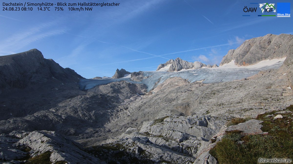 LanderVanTricht's tweet photo. De #gletsjers in de #Alpen beleven hun tweede zwaarste zomer sinds het begin van de metingen (na 2022). Op de webcambeelden is te zien dat er amper nog #sneeuw ligt. "Bloot ijs" is aanwezig over bijna de hele oppervlakte van de gletsjers. Dat betekent -> geen accumulatie. https://t.co/t4hPhX0UbB