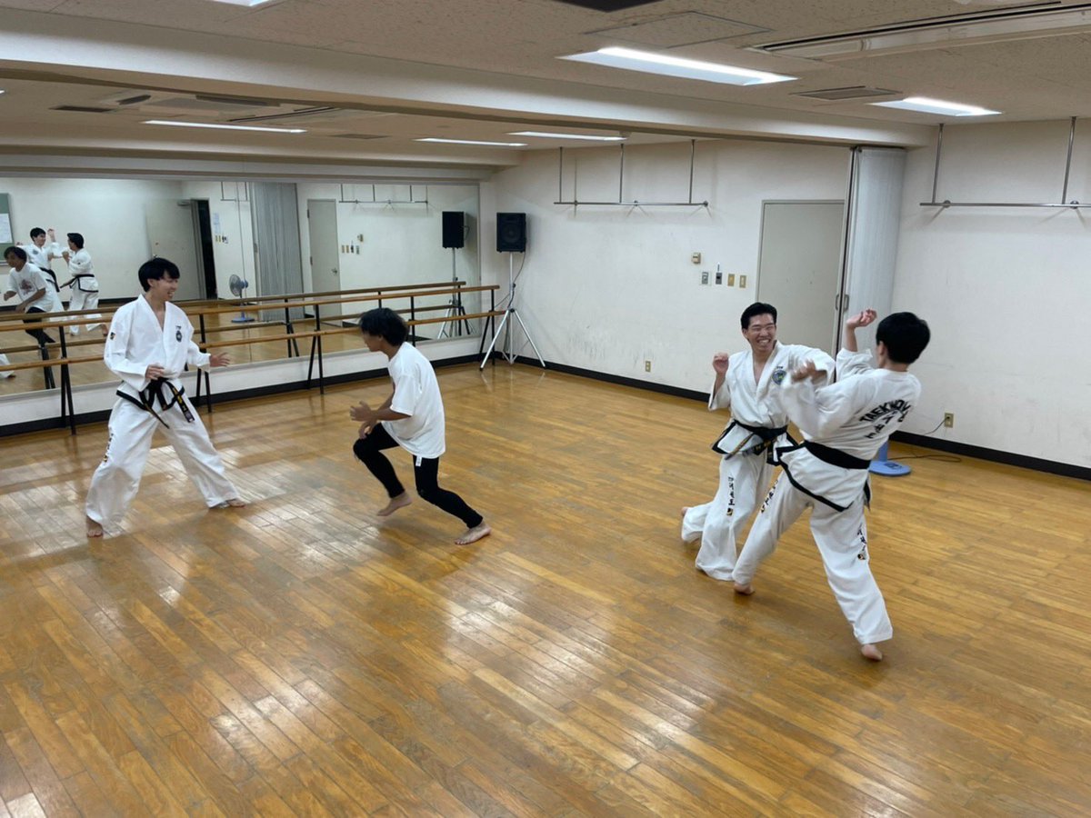 kocha829's tweet photo. やはりテコンドーは最高である。
しかし軽い練習にも関わらず、ちゃんと足を攣りかけたとともに今も衰えに衰えた身体が悲鳴をあげております。
テコンドーのためのトレーニングも再開します、、
各道場に復帰のご挨拶にも行けたらと思いますので、皆様宜しくお願います！ https://t.co/VwKpUO1ErU