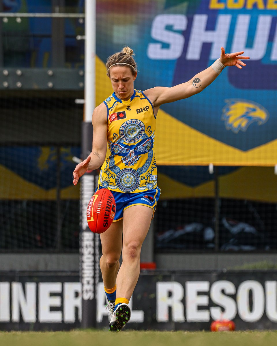 eaglesaflw's tweet photo. Different ball, same headband? 🤔

@stephcatley @TheMatildas https://t.co/mnDDpuxJ7g