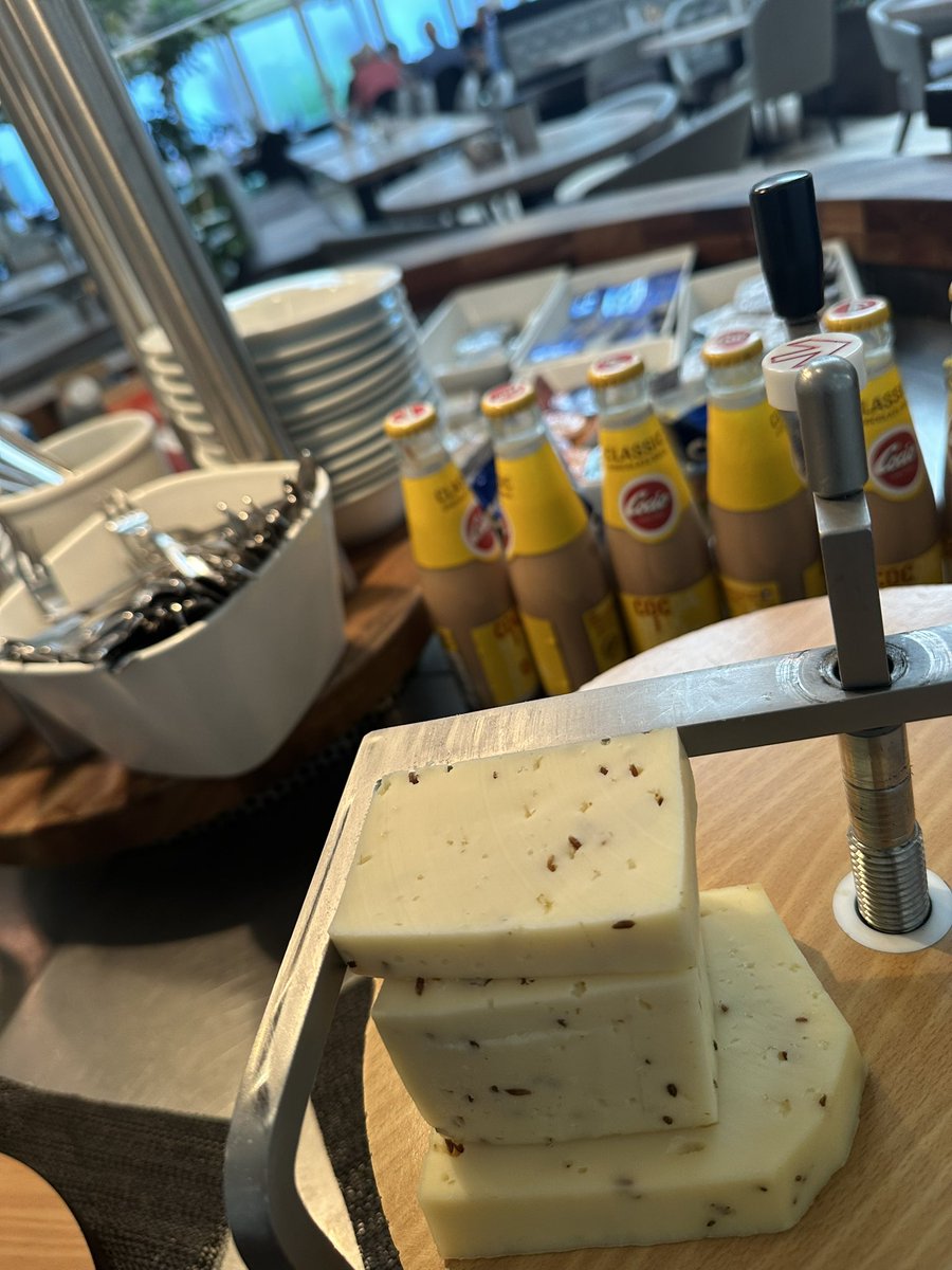 kaaretraberg's tweet photo. Jeg elsker allerede #hotelfalster endnu mere. Kommenost OG Cocio i morgenmadsbuffetten. #whatisnottolike 😎👍💥🧀🧀🧀🧀🧀 https://t.co/Sar5stckVg