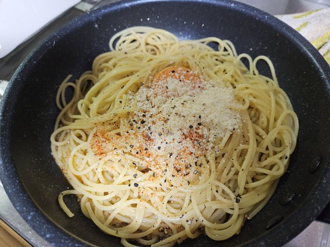 一旦火から下ろして卵と粉チーズを投入して混ぜてからまた火にかけて水分を飛ばすんだけど数秒おきに鍋を浮かさないとあっという間に卵に火が入りすぎてしまうので注意しつつパセリをかけてカルボナーラもどき完成。 