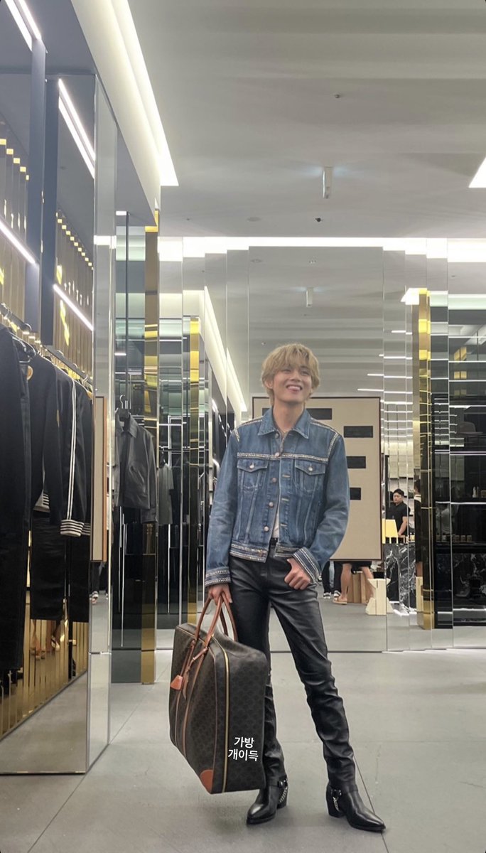 USBTSARMY's tweet photo. thv | IG
V posted stories from Celine Tokyo Omotesando🤩
#V #VxCeline https://t.co/YpQPRf4WgJ