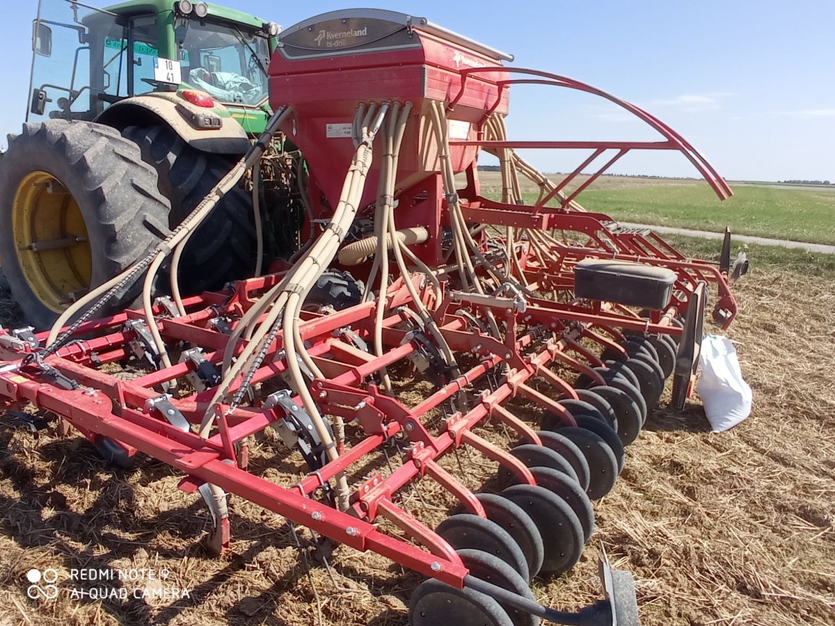 RBAbuzz's tweet photo. Les semis d'intercultures continuent chez nos #agriculteurs Coup d'pousse!
Un futur couvert #mellifère de fin de saison pour le plaisir de nos #pollinisateurs !🙂🐝
Merci à Laurent Bruere pour la photo !😊
#interculture #agriculture https://t.co/xqRb64qxCz