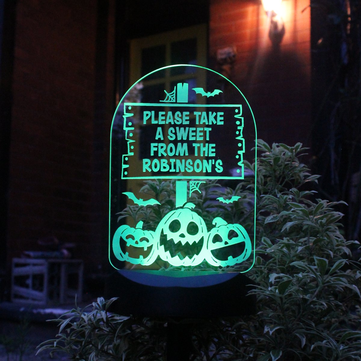 Want to add to your decorations this Halloween? This personalised,  colour changing solar light would look great in your garden or in a plant pot. Planting stick included or can be wall mounted lilyblueuk.co.uk/personalised-p…

#Halloween #personalised #gardenlights #shopindie #EarlyBiz