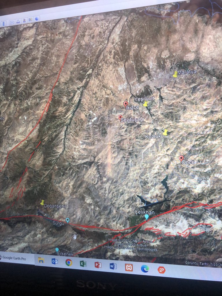 nacigorur's tweet photo. Malatya Seyituşağı-Yeşilyurt’ta 5,0 deprem. Bir müddettir Yeşilyurt yöresinde depremler oluyor. Ben bu fayı haritalarda göremeyince daha önceden tespit edilememiş fay mı diye düşündüm. Sanıyorum şimdi bu fayı haritada görebiliyorum. Daha önce söylediğim gibi, Yeşilyurt-İkizce-Seyituşağı-Doğanşehir doğusu  arasında uzanan KD-GB uzanımlı bir fay. Doğrultu atımlı olmalı. Malatya ve Doğanşehir Faylarına paralel, sevgiyle.
