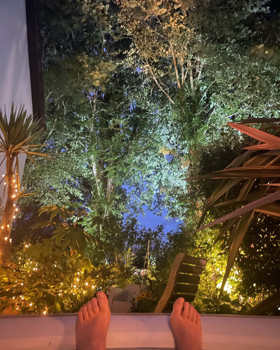 Stifyn1's tweet photo. Feet up #ymlacio #feetup #garden #hottubs #naturephotography #summer #august #thursday https://t.co/QlkZYQ5trP