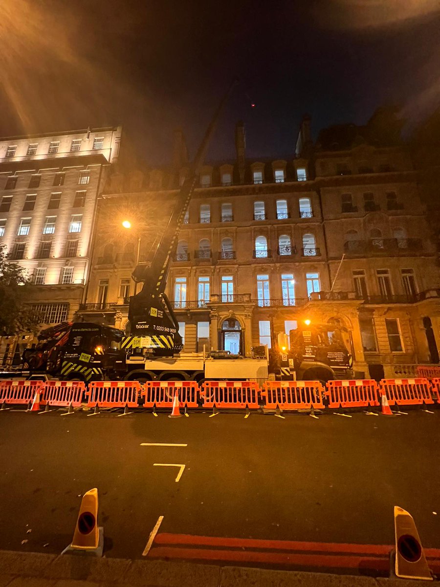 PROJECT UPDATE • Evening crane lift.
The team liaised closely with Westminster Council, TFL, and residents at the weekend, to manage the road closure and OOH roof plant delivery for a project in Belgravia. 

Thank you and well done to all involved!
#qualitywithoutcompromise