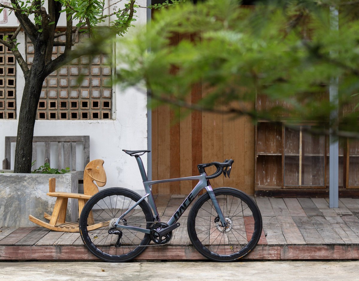 BicyclesKaze's tweet photo. ม้าศึก! คันหน้าของคุณพ่อ คันหลังของคุณลูก..
.
2024 KANON XR EVO - Shimano Ultegra Di2 - Phantom wheel Chameleon Grey.!!..อะไหล่ราคาพิเศษจาก Shimano Ultegra Di2 แบบ 12 สปีด สวยจัดดด
#ridekze #kazebcycle #kanonxr #kanonxr2024 https://t.co/JZomqWORep