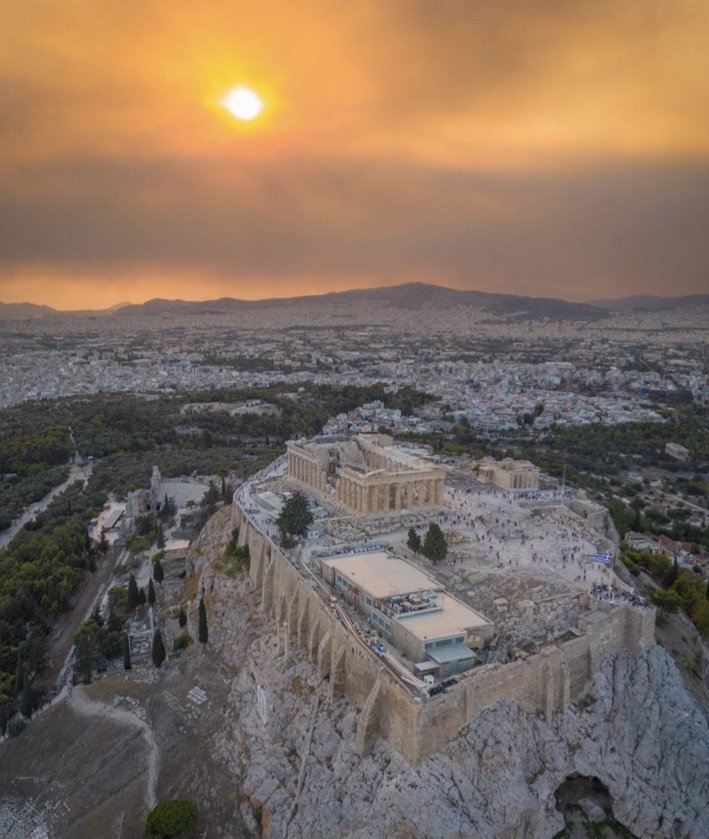 Ziouvas's tweet photo. Ο αέρας της Αθήνας σήμερα σε πνίγει. Η ατμόσφαιρα τοξική λόγω της επικίνδυνης συγκεντρώσης μικροσωματιδίων. Οι ανεξέλεγκτες τεράστιες πυρκαγιές κάθε καλοκαίρι δεν είναι κανονικές και σίγουρα δεν είναι αναπόφευκτες.
Αρνούμαι να δεχτώ τη νέα κανονικότητα της βαρβαρότητας τους! https://t.co/YPopZvVQVD