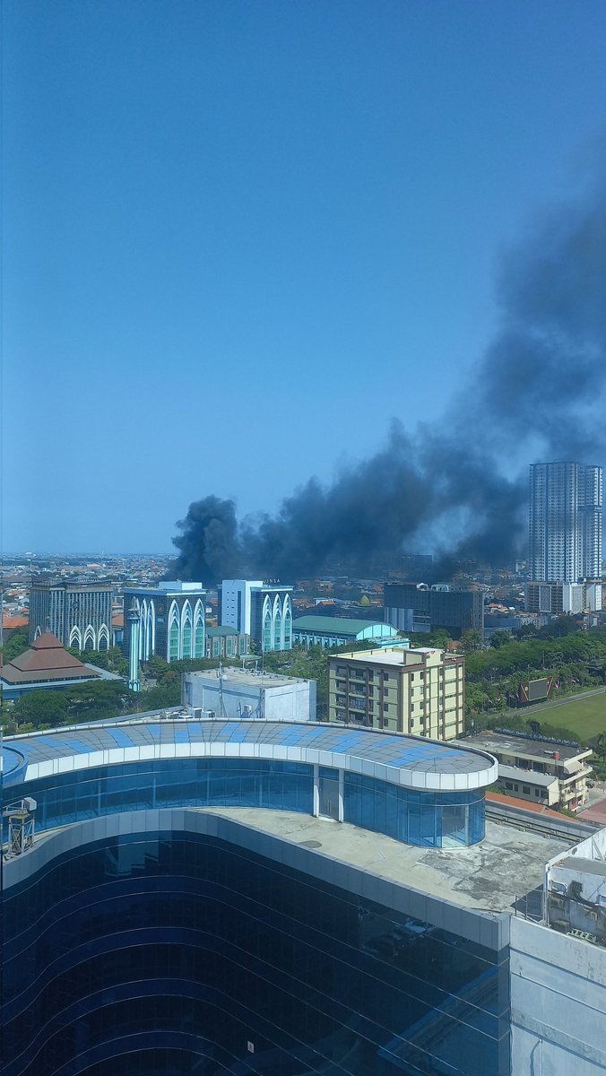 nabilaabul's tweet photo. Terpantau ada kebakaran di belakang UINSA (view dari Graha Pena) @e100ss https://t.co/EsDeQl4bJl