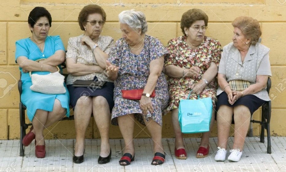 cristina_82069's tweet photo. Asociación de Amas de Casa de Cotruño de la Sierra esperando que Feijóo vaya a recabar su apoyo. #Pesadez https://t.co/HzSQbb7AJN