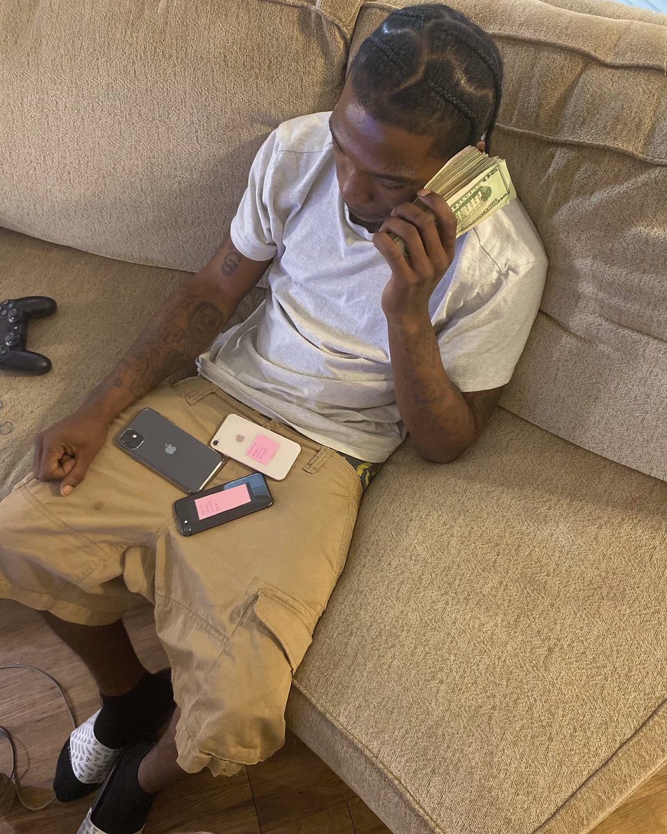 plientydreamz's tweet photo. Not Young Dolph 🐬 But I'm On My Paper 💵 Route 🛤️ Like I'm With PRE®️ https://t.co/qi19YNhBMX