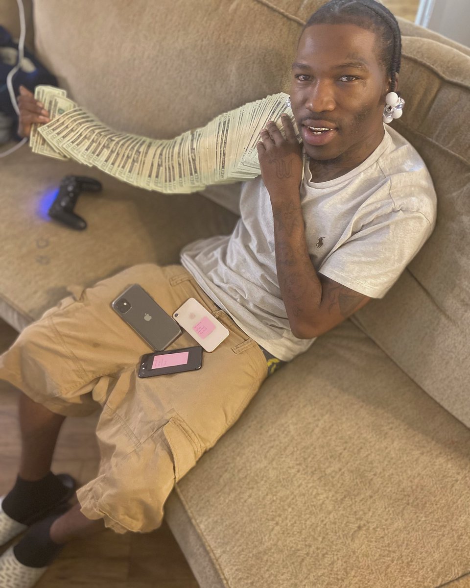 plientydreamz's tweet photo. Not Young Dolph 🐬 But I'm On My Paper 💵 Route 🛤️ Like I'm With PRE®️ https://t.co/qi19YNhBMX