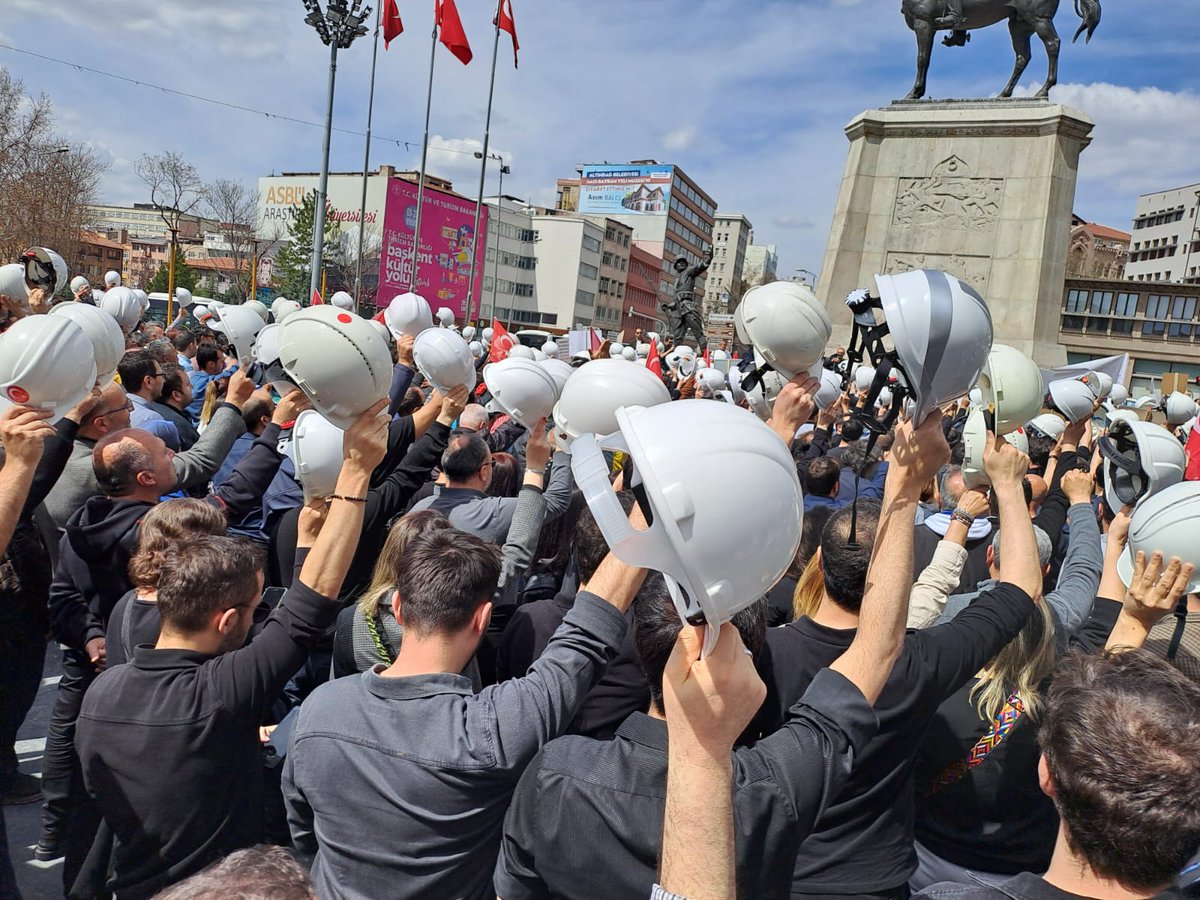 Kamu Mühendisleri adına 7. Dönem Toplu Sözleşmesi hayal kırıklığı yaratmıştır!..

Haklarımızın masada alınması için mücadele edilmediği gibi birde bin lira gibi komik bir gelirle Kamu Mühendislerine iyileştirme aldık demek akıl tutulmasıdır!!!!!!

#KaMUhendisineAdalet