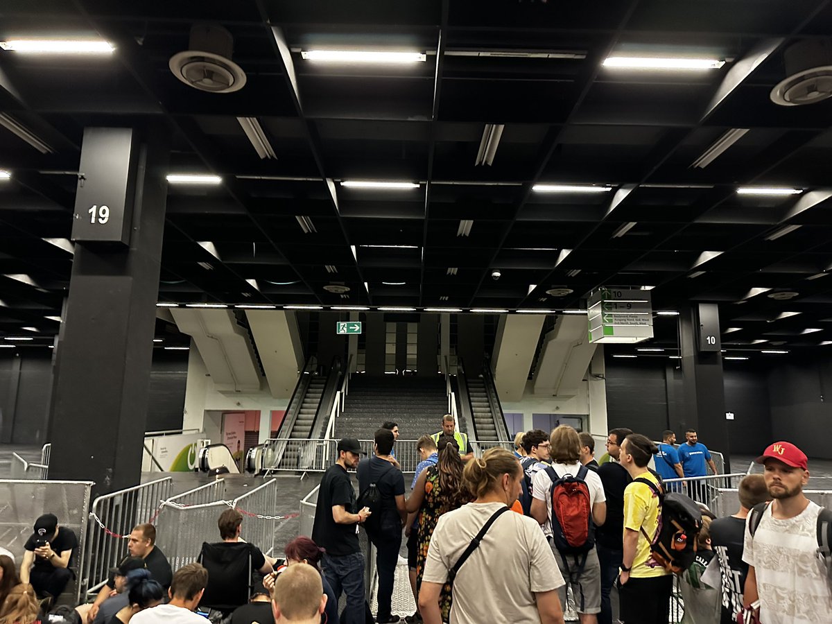 Der Wartebereich zum Einlass der #gamescom2023 ist einer der wenigen Orte wo sämtliche Musikrichtungen zusammen finden 🤣