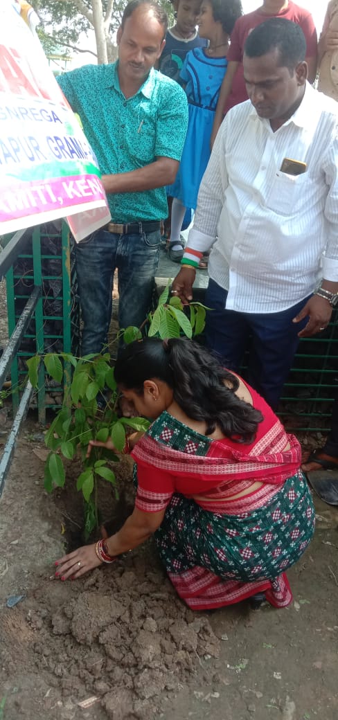 PS_Kendrapara's tweet photo. In order to conduct Meri Maati Mera Desh campaign (9th to 15th August) plantation for Amrit vatika, Mitti Collection, Shilaphalakam installation and flag hoisting have been done at Amrit Sarovar sites of Kendrapara block.#AzadiKaAmritMahotsav https://t.co/YIb1dgbG0b
