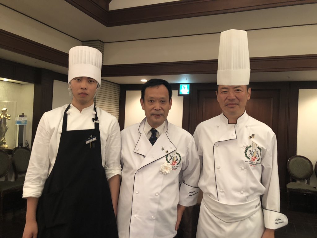 sendai_culinary's tweet photo. ホテル　モントレ仙台様　昨日料理業界の懇親会表彰式に参加しました。昨年度卒業生調理師科S 君洋食で頑張っています。林総料理長よりS君ガッツが有り益々の成長が楽しみです❣️
と期待を寄せて言葉を頂きました。😊
私も🧑‍🍳「司厨士の証」🎖️表彰頂きました。
＃仙台農業テック
#ホテルモントレ仙台 https://t.co/2rPGI6ATBC