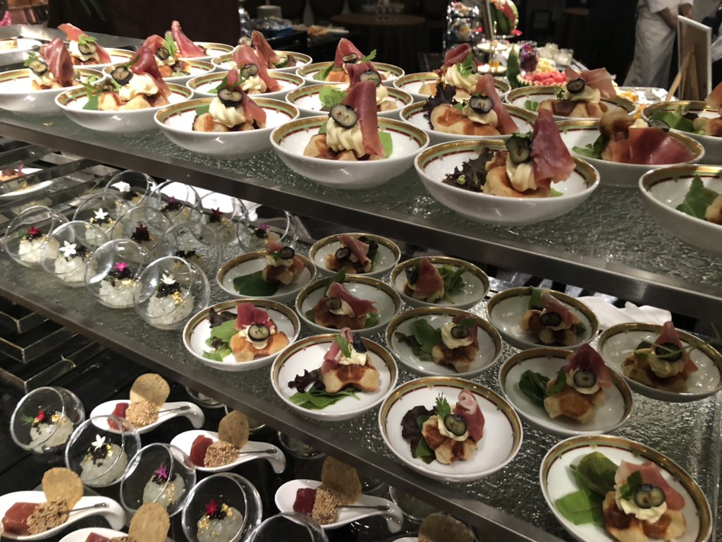sendai_culinary's tweet photo. ホテル　モントレ仙台様　昨日料理業界の懇親会表彰式に参加しました。昨年度卒業生調理師科S 君洋食で頑張っています。林総料理長よりS君ガッツが有り益々の成長が楽しみです❣️
と期待を寄せて言葉を頂きました。😊
私も🧑‍🍳「司厨士の証」🎖️表彰頂きました。
＃仙台農業テック
#ホテルモントレ仙台 https://t.co/2rPGI6ATBC
