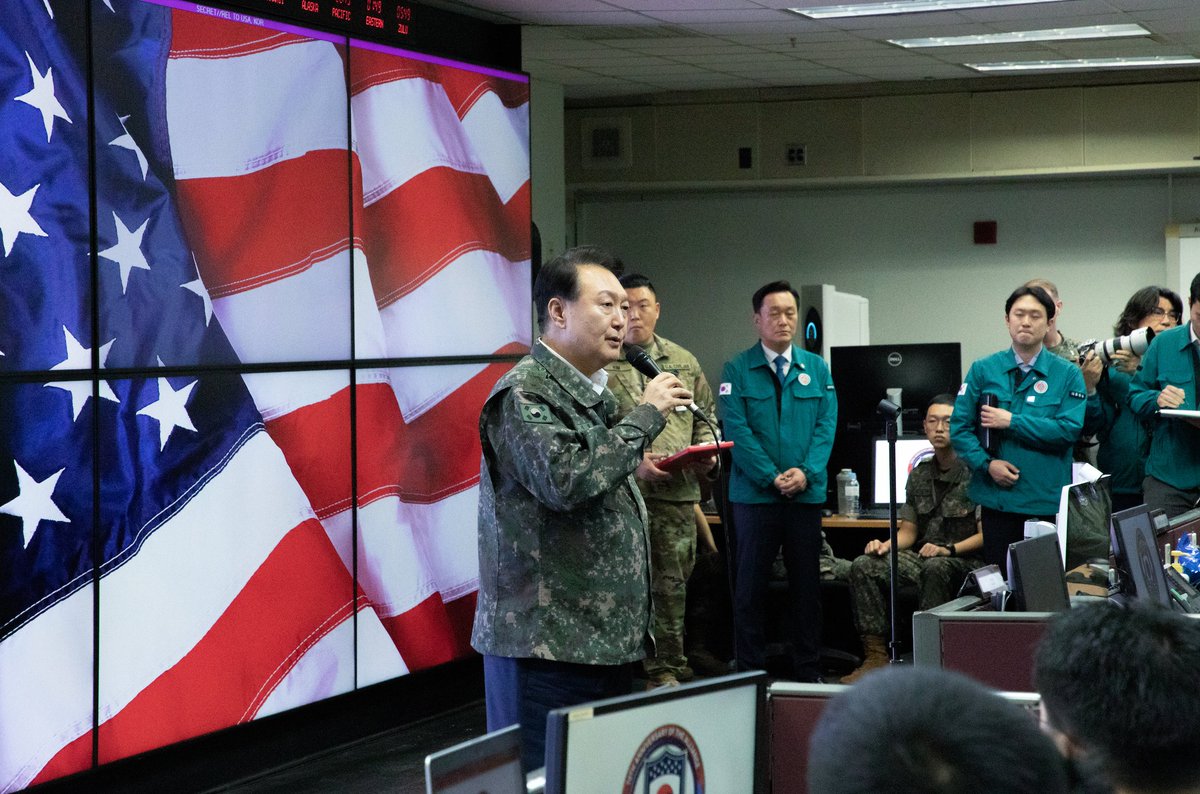 USForcesKorea's tweet photo. Welcome to CP Tango
@President_KR Yoon Suk Yeol visited CP Tango and met with @CDRUNCCFCUSFK Gen. Paul LaCamera, senior leaders & service members participating in Ulchi Freedom Shield 23, yesterday.
📷 Spc. Bowden Drake
🇰🇷 #ROKUSAlliance 🇺🇸 @ROK_MND https://t.co/s6W5EZkld0
