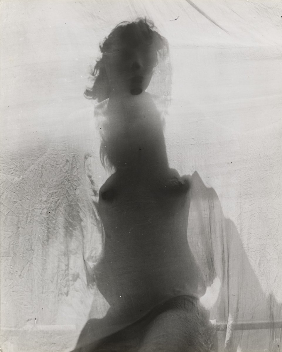 © ERWIN BLUMENFELD. #photography #mastersofphotography. 

«Untitled». c. 1940.