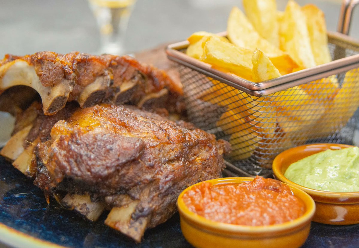hey_chef_'s tweet photo. Indulging in a feast of flavors: tender Short Rib, crispy Potato Chips, and a fiery Hot Sauce & Creamy Avocado Dip combo! 🍖🍟🔥🥑 A delightful dance of savory, spicy, and creamy – a taste sensation that hits all the right notes. 🎶😋 #Thursdaymode https://t.co/87wMx0EqtM