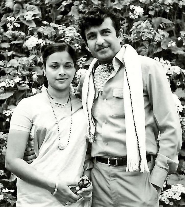 FilmHistoryPic's tweet photo. #RIP Seema Deo passes on at 83.
She featured in over 80 Marathi and Hindi films. Popularly known for her on-screen pair with husband Ramesh Deo. https://t.co/bCc4MoEiFg