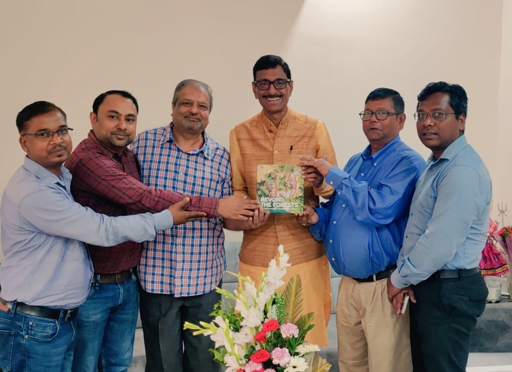 SethSanjayMP's tweet photo. The Indian Institute of Architects, झारखण्ड चैप्टर के अध्यक्ष अतुल सर्राफ और अन्य सम्मानित पदाधिकारियों ने आवास पर शिष्टाचार मुलाकात की। इस अवसर पर बिटोसा के अध्यक्ष श्री एस० डी० सिंह भी मौजूद रहे। https://t.co/nEb4mGzZCy