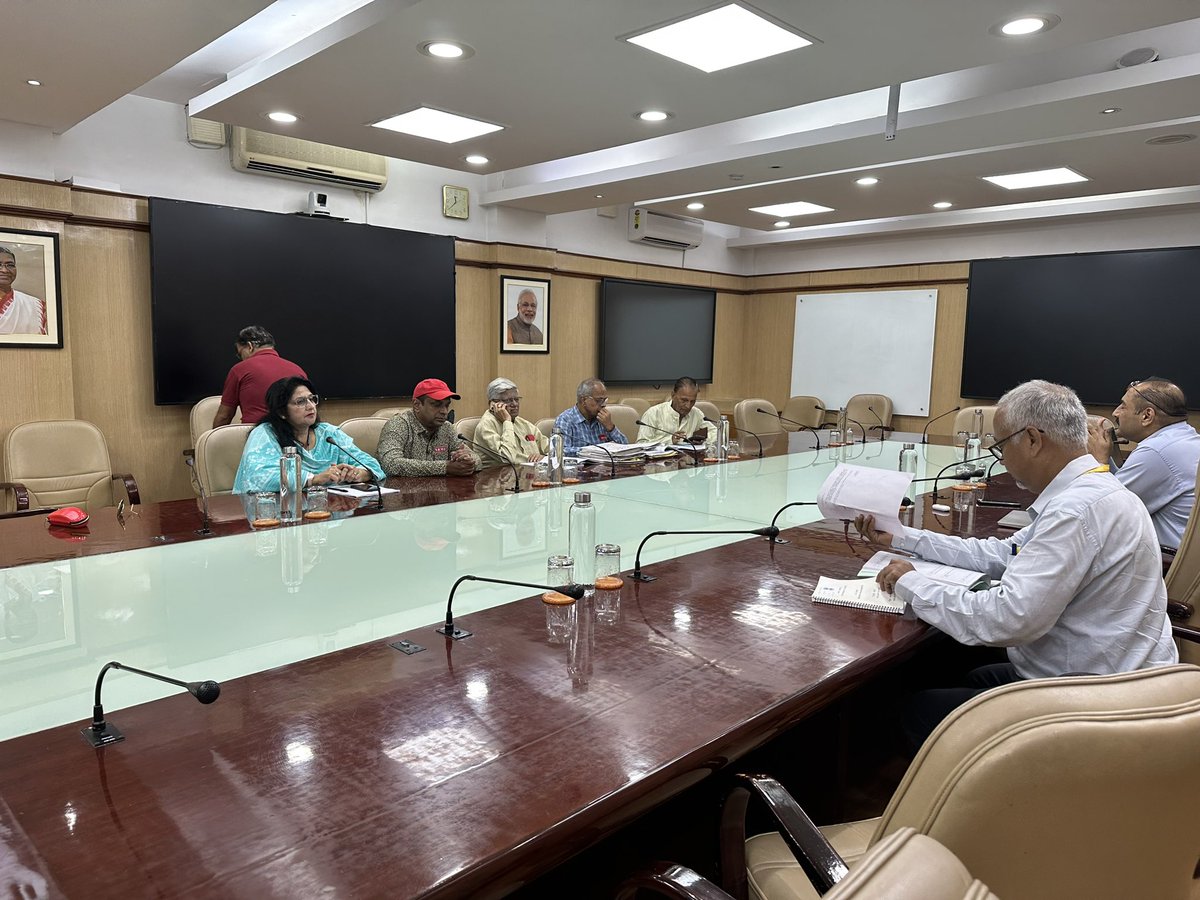 venupnair_nrmu's tweet photo. Today (24.08.23) at 10.30 am Jantar Mantar and at 11.30 n Railway Board New Delhi along with GS AIRF Com. Shivgopal Mishra ji ….🙏🏻🚩🚩🚩🚩🚩
@ShivaGopalMish1 @airfindia @AIRF_COMMS @NWREU @NfrlyB https://t.co/rqGimcrP2z