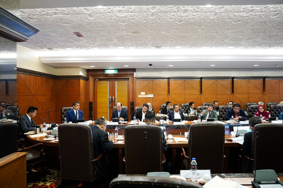 syahirnomic's tweet photo. Perbincangan yang sangat interaktif, kehadiran 'full quorum' di pihak Kerajaan dan Pembangkang (Putrajaya, Pendang, Bachok).

Tahniah YB Pengerusi (Paya Besar) kerana berjaya wujudkan suasana harmoni dalam Jawatankuasa ini.

@shaharabdllh
@RadziJidin
@AwangHashim2 https://t.co/ara5iuUfYA