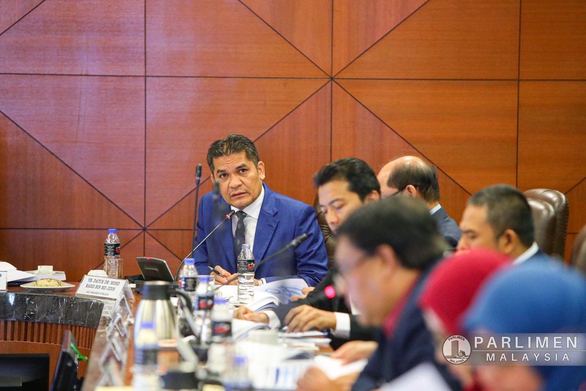 syahirnomic's tweet photo. Perbincangan yang sangat interaktif, kehadiran 'full quorum' di pihak Kerajaan dan Pembangkang (Putrajaya, Pendang, Bachok).

Tahniah YB Pengerusi (Paya Besar) kerana berjaya wujudkan suasana harmoni dalam Jawatankuasa ini.

@shaharabdllh
@RadziJidin
@AwangHashim2 https://t.co/ara5iuUfYA