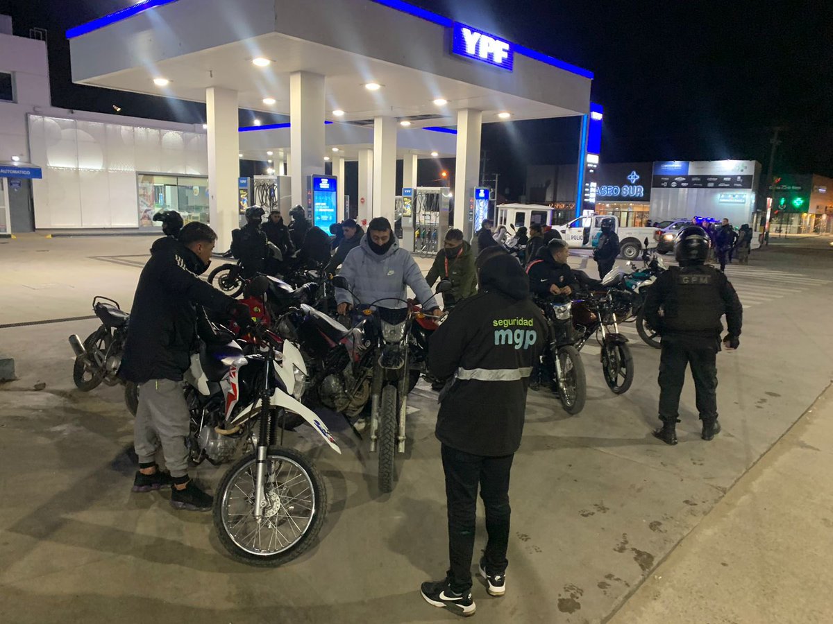 gmontenegro_ok's tweet photo. Los equipos de @seguridadmgp en conjunto con el Grupo de Prevención Motorizada realizaron un nuevo operativo de control para prevenir picadas ilegales en Edison y Mario Bravo. Se secuestraron 15 motos por realizar maniobras imprudentes, falta de documentación, casco, y diferentes infracciones.

Es clave cuidarnos y cuidar a los demás, por eso seamos responsables a la hora de conducir. Recuerden que pueden denunciar estas situaciones al 223 6337038.