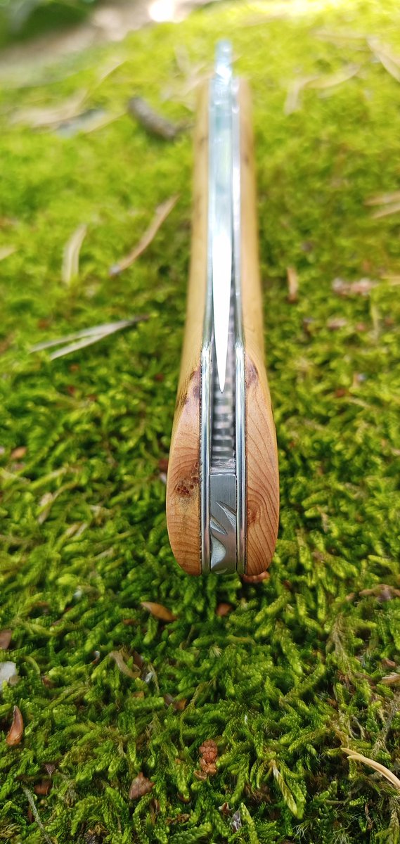 Couteaudumitou's tweet photo. Bonjour à tous
Voilà un #couteau pliant Sionvillois Piémontais
Sa lame est en inox 14C28N
Son manche est en cade
Il mesure 20 cm pour 8 cm de lame
Il sera disponible au #SICAC Paris Knife Show qui se déroulera le 15 et 16 septembre prochain
#madeinfrance #faitmain #madeinloire https://t.co/QVQec33DzL