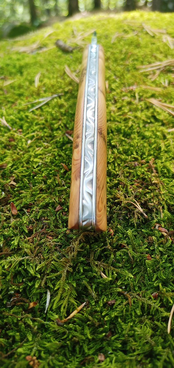 Couteaudumitou's tweet photo. Bonjour à tous
Voilà un #couteau pliant Sionvillois Piémontais
Sa lame est en inox 14C28N
Son manche est en cade
Il mesure 20 cm pour 8 cm de lame
Il sera disponible au #SICAC Paris Knife Show qui se déroulera le 15 et 16 septembre prochain
#madeinfrance #faitmain #madeinloire https://t.co/QVQec33DzL