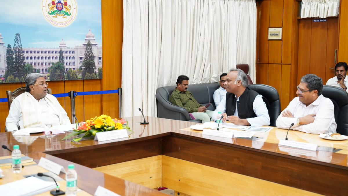 CMofKarnataka's tweet photo. ಮುಖ್ಯಮಂತ್ರಿ @siddaramaiah ಅವರ ಅಧ್ಯಕ್ಷತೆಯಲ್ಲಿ ಇಂದು ಗ್ರಾಮೀಣಾಭಿವೃದ್ಧಿ ಮತ್ತು ಪಂಚಾಯತ್ ರಾಜ್ ಇಲಾಖೆಯ 2023- 24 ನೇ ಬಜೆಟ್ ನಲ್ಲಿ ಘೋಷಿಸಿರುವ ಯೋಜನೆಗಳ ಅನುಷ್ಠಾನದ ಕುರಿತು ಸಭೆ ನಡೆಸಿ, ಚರ್ಚಿಸಲಾಯಿತು. 

ಗ್ರಾಮೀಣಾಭಿವೃದ್ಧಿ ಮತ್ತು ಪಂಚಾಯತ್ ರಾಜ್ ಇಲಾಖೆ ಸಚಿವರಾದ ಪ್ರಿಯಾಂಕ್ ಖರ್ಗೆ, ಮುಖ್ಯಮಂತ್ರಿಗಳ ರಾಜಕೀಯ ಕಾರ್ಯದರ್ಶಿ ನಸೀರ್ ಅಹ್ಮದ್ ಅವರು ಸೇರಿದಂತೆ ಸರ್ಕಾರದ ಹಲವು ಹಿರಿಯ ಅಧಿಕಾರಿಗಳು ಉಪಸ್ಥಿತರಿದ್ದರು.