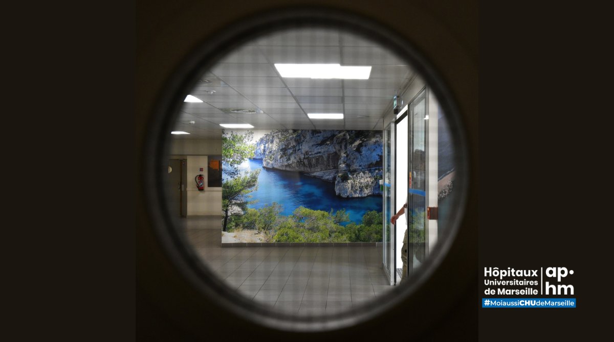aphm_actu's tweet photo. 🌊📸 #JEUDIPHOTO - Des clichés maritimes embellissent le hall d'accueil en médecine néonatale à l’Hôpital de la Conception! Une bouffée d'air frais pour les familles et nos équipes. 🌟🌊 #APHM #HôpitaldelaConception #MédecineNéonatale #VueSurMer #Photographie 🏥📷 https://t.co/slvLB8E2wN