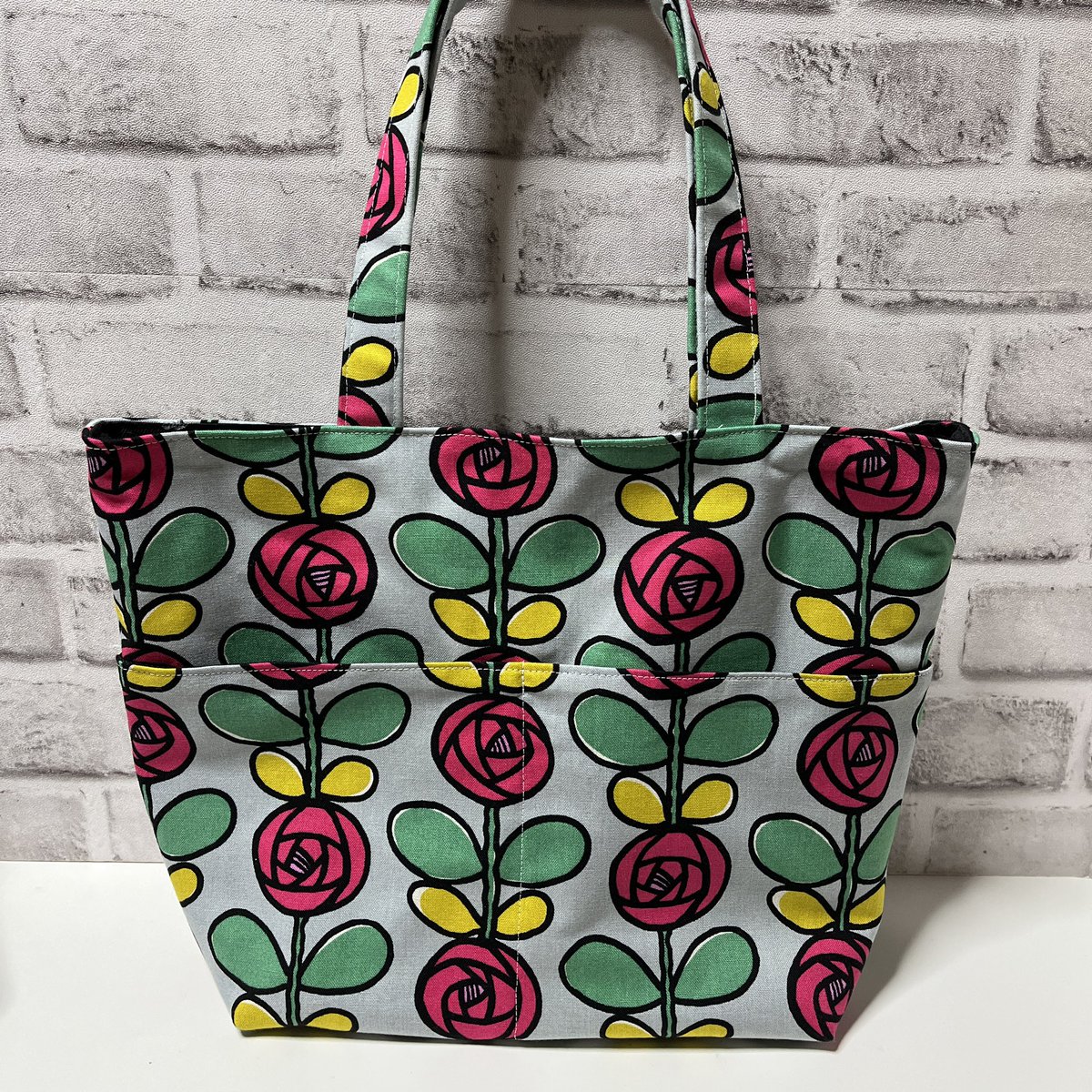 co_abag_'s tweet photo. 𓊆 トートバッグ 𓊇

薔薇���❣️
サイズ ➜ 縦:25cm 横:33cm

外側.内側と両面ポ���ット付きの
デザインになっております。

#ハンドメイド #ハンドバッグ 
#肩掛けバッグ #薔薇 https://t.co/ZhZP3s2bdA