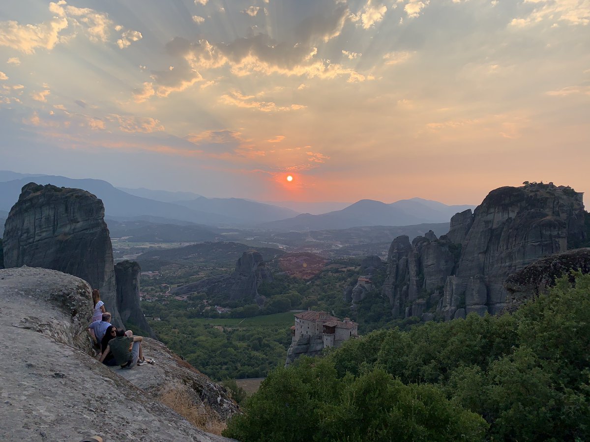EstherPiz's tweet photo. #Meteore in una foto #Greece #visitGreece @VisitGreecegr https://t.co/t11qH3FV6B