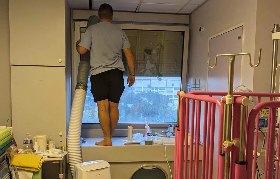 GossipRoomOff's tweet photo. 🚨 "C'est un four !" : à #Bordeaux, pour rafraîchir la chambre d'hôpital surchauffée de son enfant en bas âge, un père de famille a acheté lui-même une climatisation à 400€.

Il n'en pouvait plus de voir son enfant hospitalisé dans ces conditions. 44 degrés ont été relevés dans cet hôpital au point où les soignants sont obligés de glisser des blocs de glace sous leur blouse pour essayer de se rafraîchir. 🏥🌡️ (via RMC)