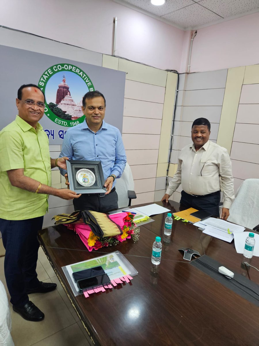 pravakarpro1's tweet photo. Arabinda Agrawal , Commissioner cum Secretary, Cooperation department visited #OSCB , felicitated by OSCB President T Prasad Dora on his maiden visit to the Bank after taking over the charges as Secretary Cooperation @Coop_Odisha
@arabinda_od_ias @OSCBLTD @AtanuMLA https://t.co/dpNyQs9tbe
