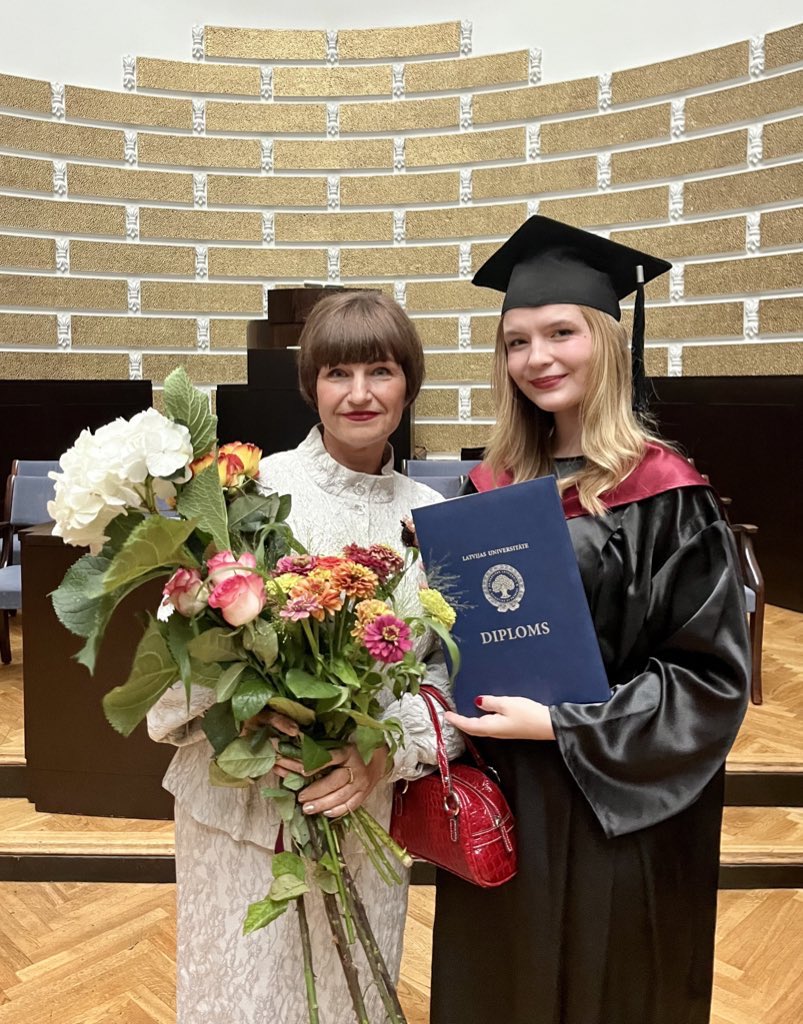 KnipseNatalija's tweet photo. Ar profesori Sanitu Osipovu var runāt gan par tiesībām, gan par dzīvi un iegūt pilnīgi jaunu skatījumu uz abiem. Esmu pārliecināta, ka bez viņas atbalsta es neiegūtu maģistra grādu un jurista kvalifikāciju (kur nu vēl ar pirmo piegājienu). https://t.co/N14bylMm2A