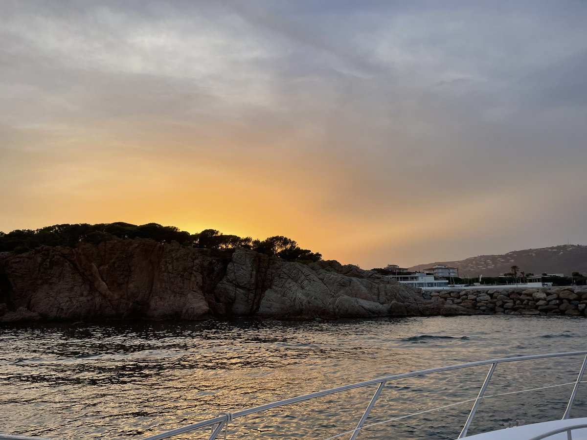 skipperinad's tweet photo. #sunset #costabrava #saconca #portdaro . Amazing sunset ! #Blueexperiencesbcn by https://t.co/HDnr6awn7O to enjoy sailing in costa brava. https://t.co/XZQw4WQucg